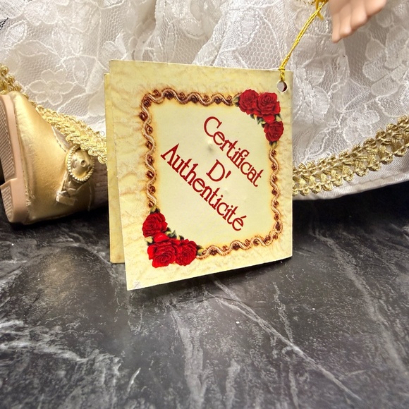 COLLECTOR’S CHOICE Porcelain Collectible Musical Doll - Picture 4 of 15